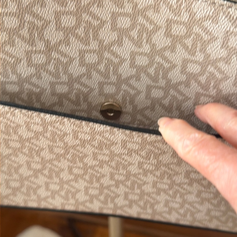 DKNY Lt Tan Floral Crossbody Bag - Picture 6 of 13